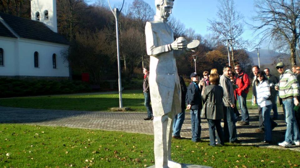 Teslova socha v parku v obci Smiljan je z materiálu, který se používá při výrobě letadel – z duralu