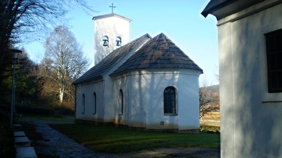 Uzavřený pravoslavný kostel svatého Petra a Pavla, kde působil jako kněz Teslův otec
