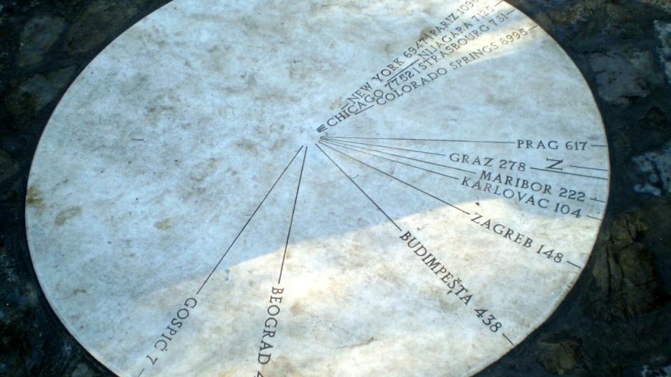 Kámen znázorňuje vzdálenost, která dělí Teslovo rodiště od míst, kde působil
