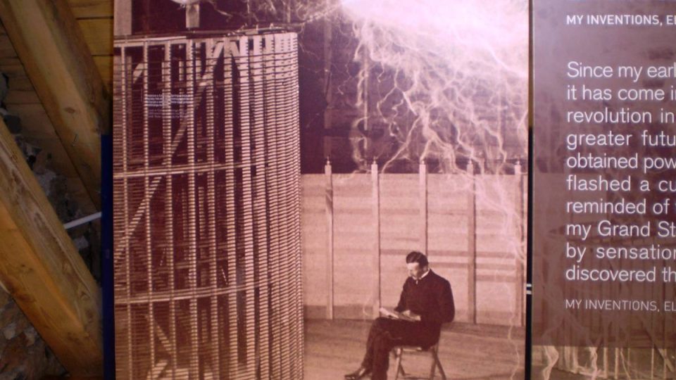 Tesla na jedné z nejslavnějších fotografií – v Colorado Springs pod experimentálními výboji
