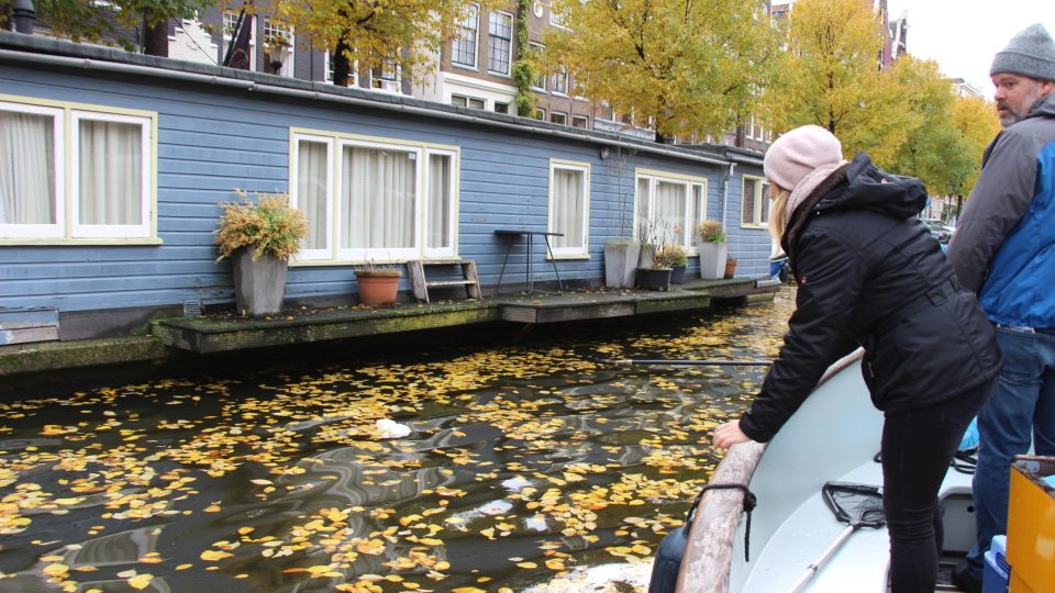 Dobrovolníci za jednu projížďku po Amsterdamu vyloví z vody klidně šest pytlů plastového odpadu