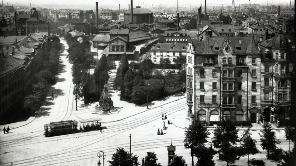 Historický pohled z věže Spittlertor na předměstí Plärrer s výchozí stanicí trati Norimberk–Fürth v roce 1905