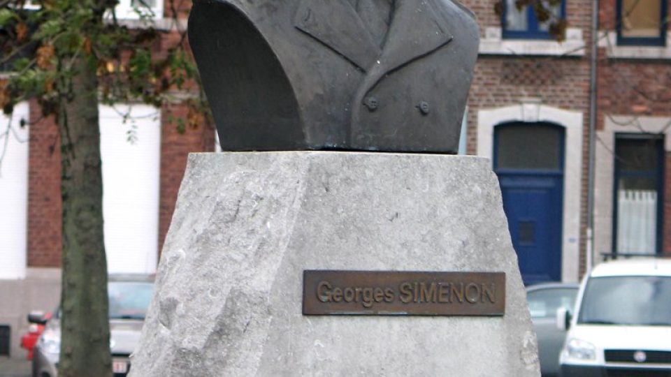 Busta Georgese Simenona na Place de Congrés v jeho rodném Lutychu