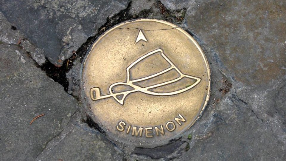 Značka na chodníku je určena pro ty, kteří se v Lutychu vydají po stopách Georgese Simenona