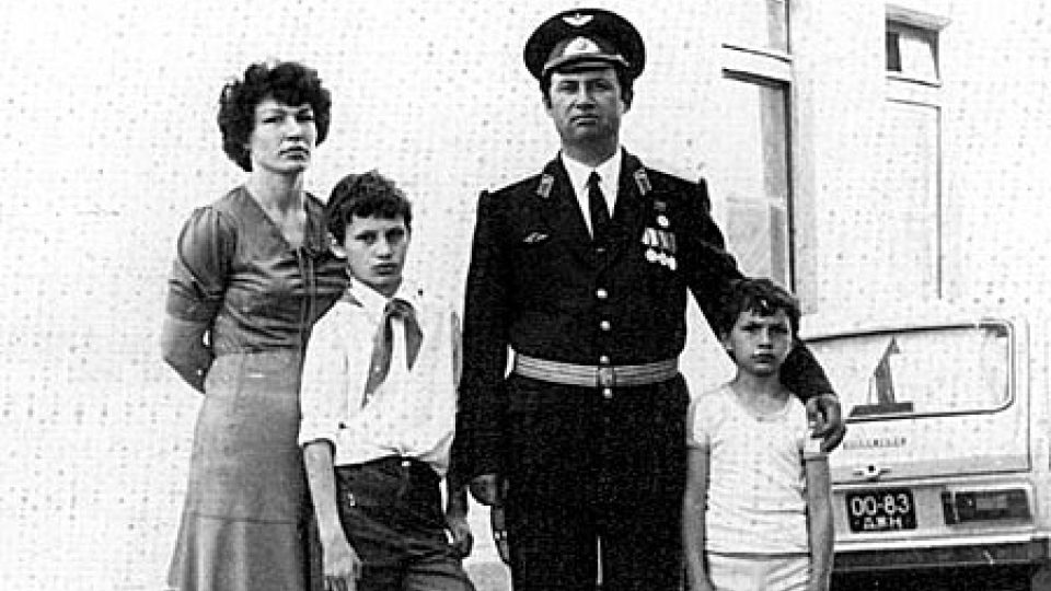 Vitalij Kličko se svou matkou, otcem a mladším bratrem v dobách svého pobytu v Československu