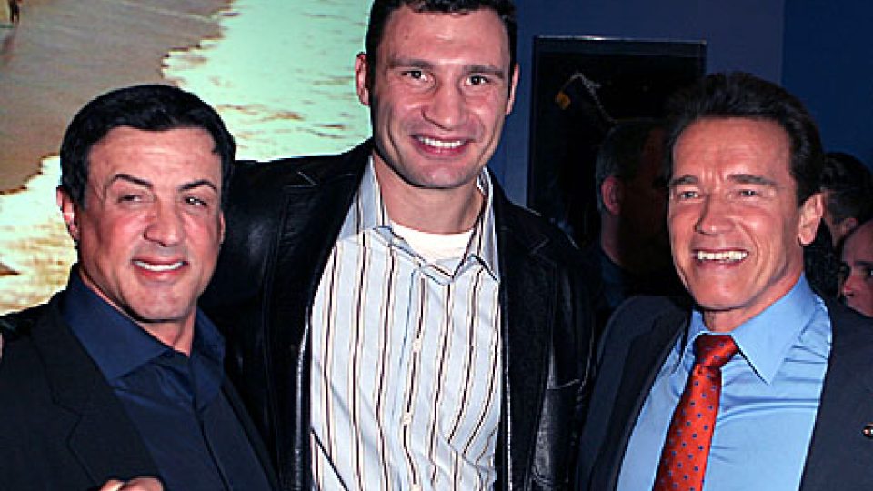 Ukrajinský boxer a politik Vitalij Kličko s herci Silvestrem Stalonem a Arnoldem Schwarzeneggerem