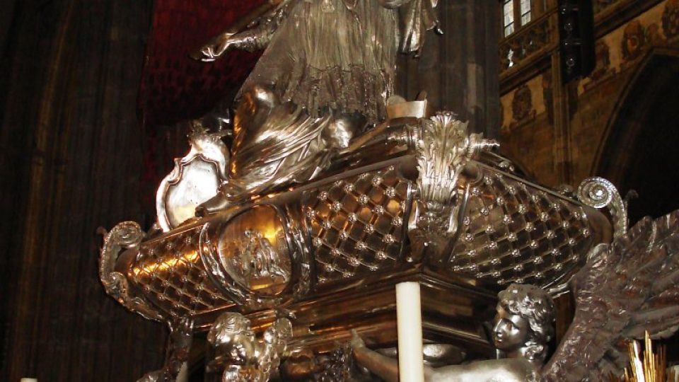 Náhrobek svatého Jana Nepomuckého zhotovil vídeňský stříbrník Wirth podle návrhu Fischera z Erlachu a modelu Itala Corradinniho