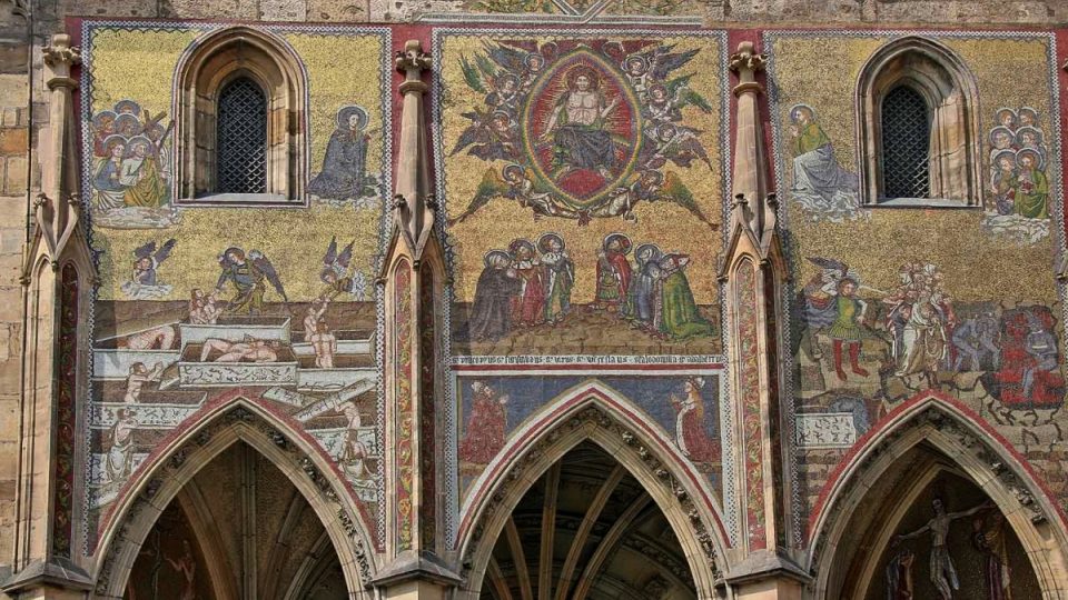 Mozaika s výjevy z posledního soudu se nachází nad jediným původním vstupem do katedrály na jejím jižním průčelí