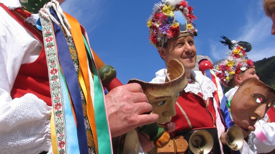Součástí tradičních ladinských mužů je i originální klobouk zdobený květy a peřím