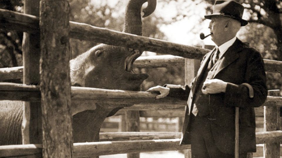 Profesor Jiří Janda, první ředitel Zoo Praha, se slonem Baby
