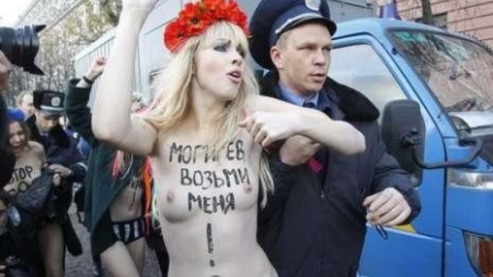 Členky hnutí Femen protestují proti sexuální turistice na Ukrajině dost originálním způsobem
