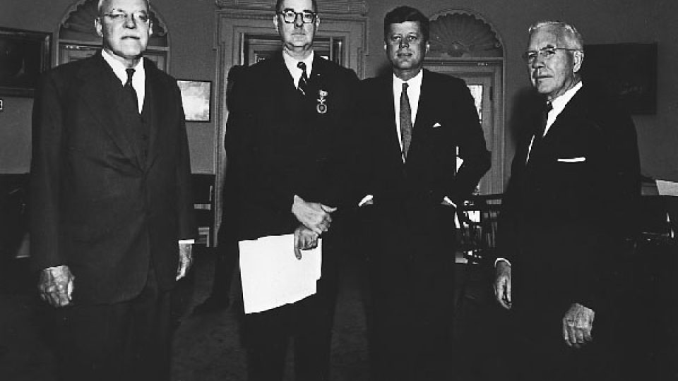 Tehdejší ředitel CIA Allen Dulles, Richard Bissell ze CIA, který vedl invazi na Kubu, prezident John Fitzgerald Kennedy a John McCone, budoucí šéf CIA