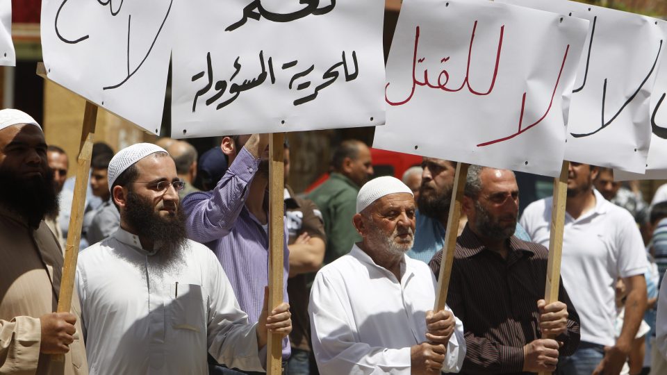 Libanon. Demonstranti podporující protivládní protesty v Sýrii drží transparenty po páteční modlitbě v jiholibanonském Sidonu
