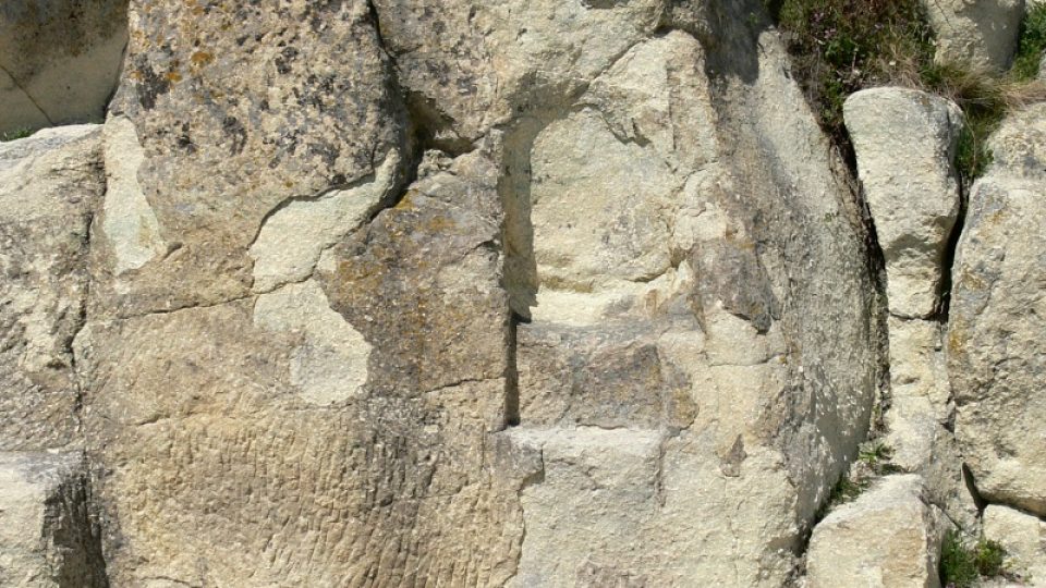 Že jde o pozůstatky starověké svatyně, by dnes ve skalách Perperikonu málokdo poznal