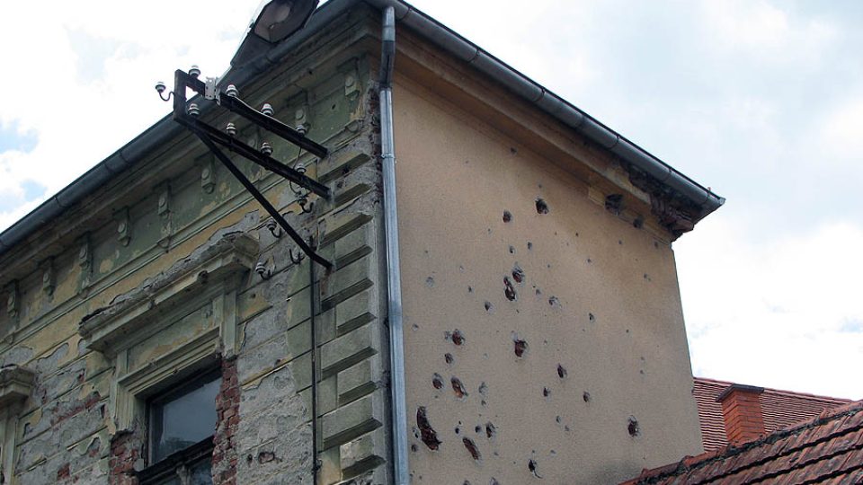 Stopy po střelách na chorvatských domech