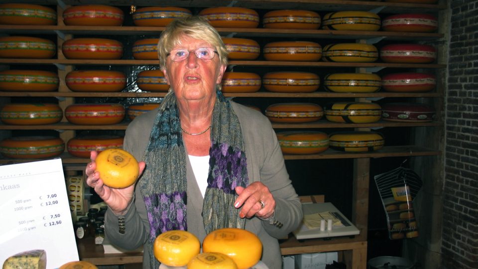 Riet de Jong pracuje na sýrovém trhu v Goudě už 13 let