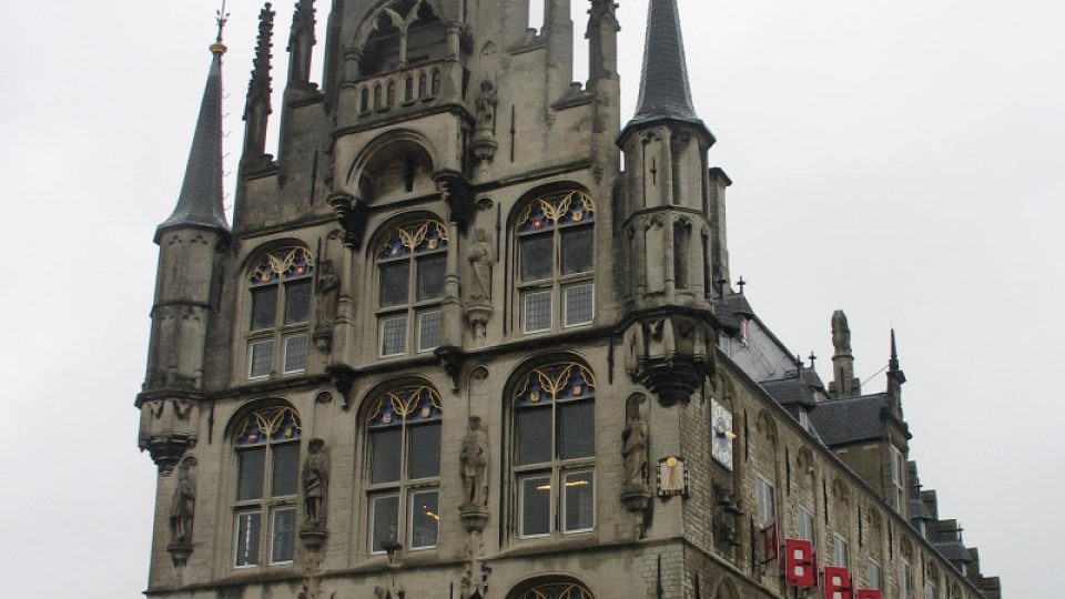 Budova radnice je dominantou náměstí Markt v nizozemské Goudě