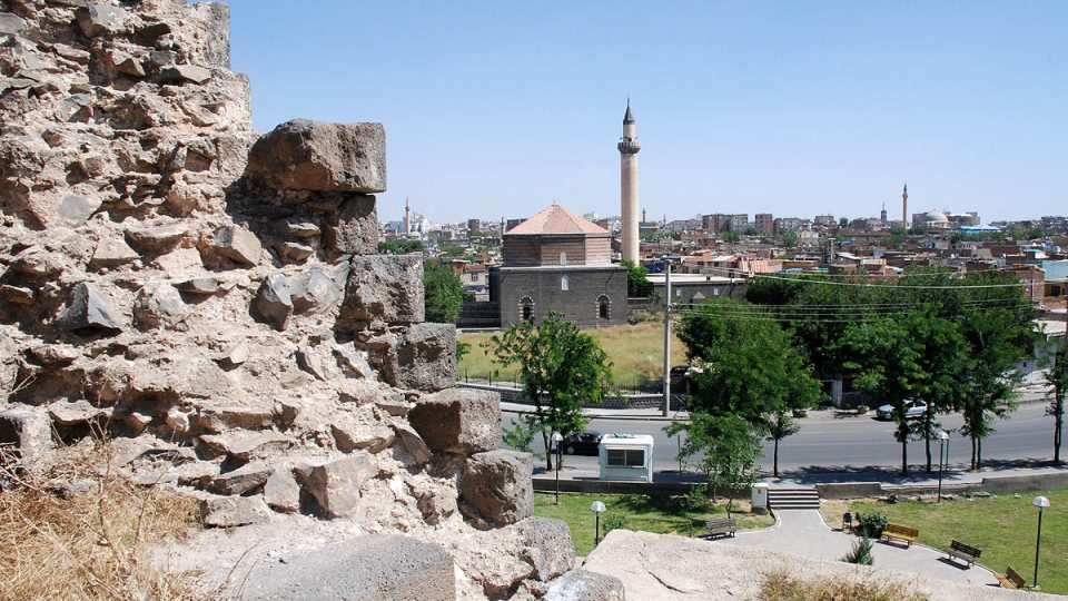 Diyarbakir je rozdělen na historickou část s opevněním a moderní část