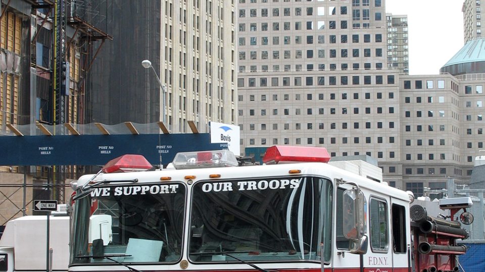 Vůz hasičů před mrakodrapy na Ground Zero pět let po útocích na Dvojčata