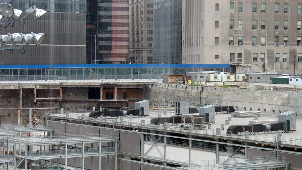 Ground Zero v New Yorku se proměnilo ve staveniště, na kterém vyrůstají nové mrakodrapy WTC