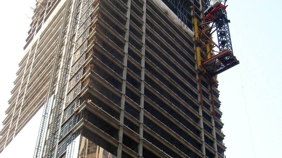 Nový mrakodrap vyrůstající na místě budov zničených při útocích teroristů 11. září 2001