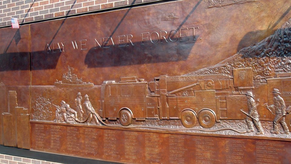 Pamětní deska připomínající hrdinnou práci záchranářů 11. září 2001
