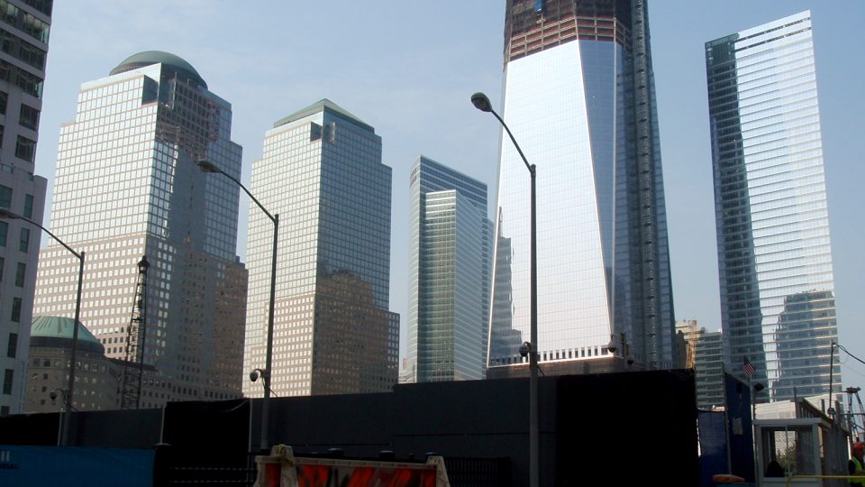 Opravené a nově budované mrakodrapy na Manhattanu, kde do 11. září 2001 stála Dvojčata WTC