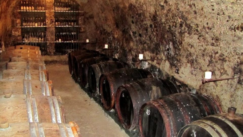 Ve sklípcích zraje tokajské víno ve speciálních sudech