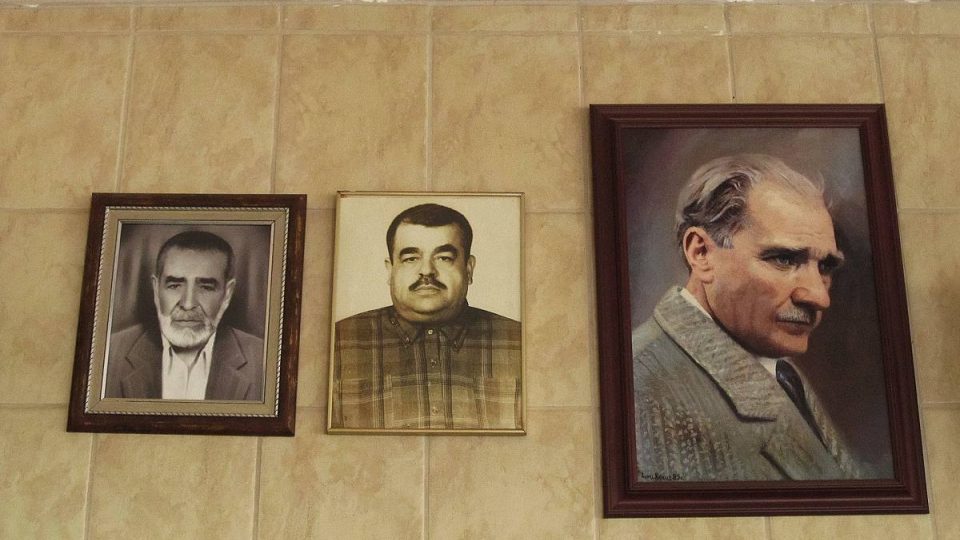 Fotky otce a dědečka současných majitelů visí vedle zakladatele Turecka Atatürka