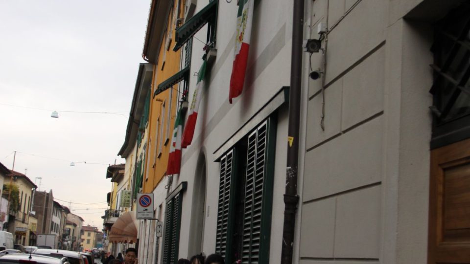 Z okna vlají italské vlajky, Číňané ale mají v Pratu převahu
