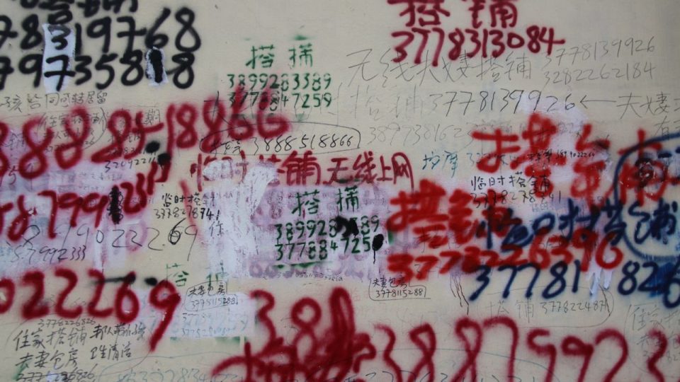 Zdi jsou popsané telefonními čísly patřícími ilegálním taxikářům a prostitutkám