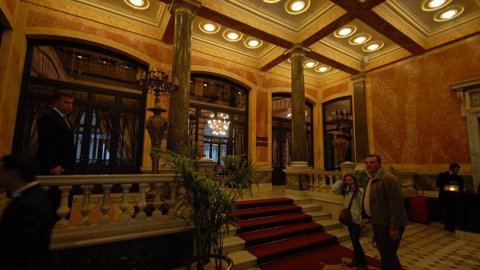 Lobby istanbulského hotelu Pera Palace
