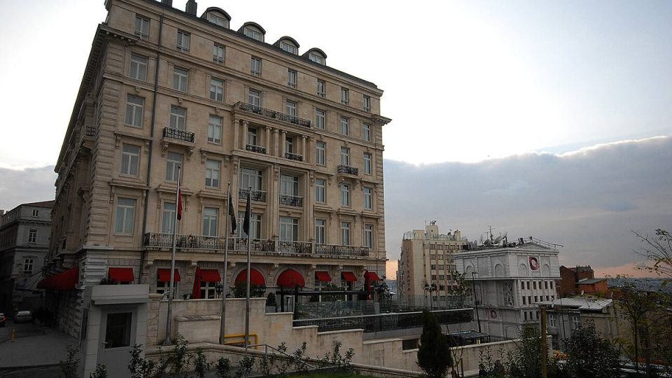 Ve výhledu z historického hotelu už dnes překáží řada jiných budov