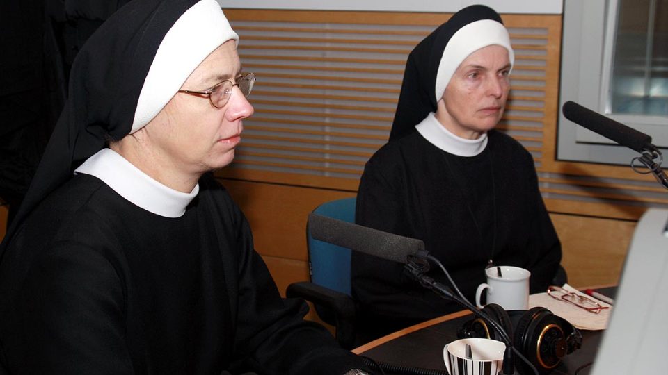 Sestra Angelika a Evangelista ve studiu Radiožurnálu