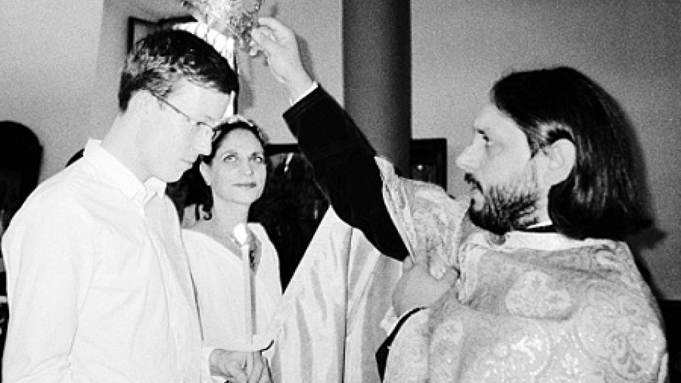 Koruna a svíce jsou nezbytné součásti pravoslavného obřadu