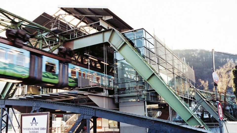 Obyvatelé Wuppertalu jsou zvyklí, že jim tramvaj jezdí nad hlavami