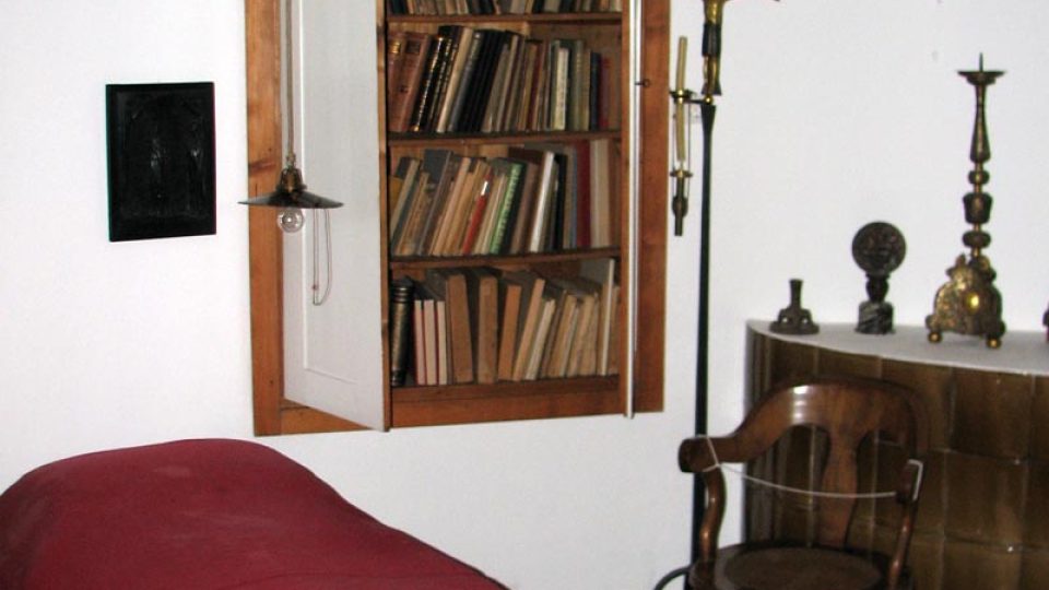 Josip Plečnik si rád čítával v posteli, i proto si nechal nad hlavu připevnit lampu