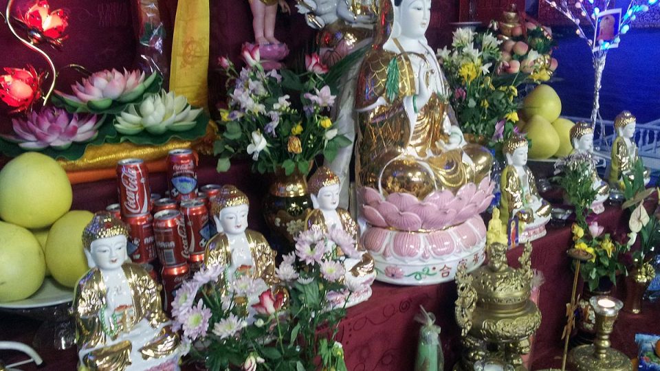 Buddhové v různých velikostech jsou součástí oltáře