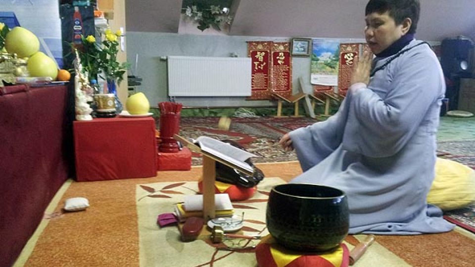 Mui Nguyen odříkává novoroční modlitbu
