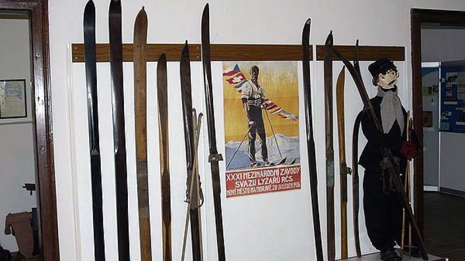 V Horáckém muzeu v Novém Městě na Moravě si můžete prohlédnout první lyže vyráběné na Novoměstsku