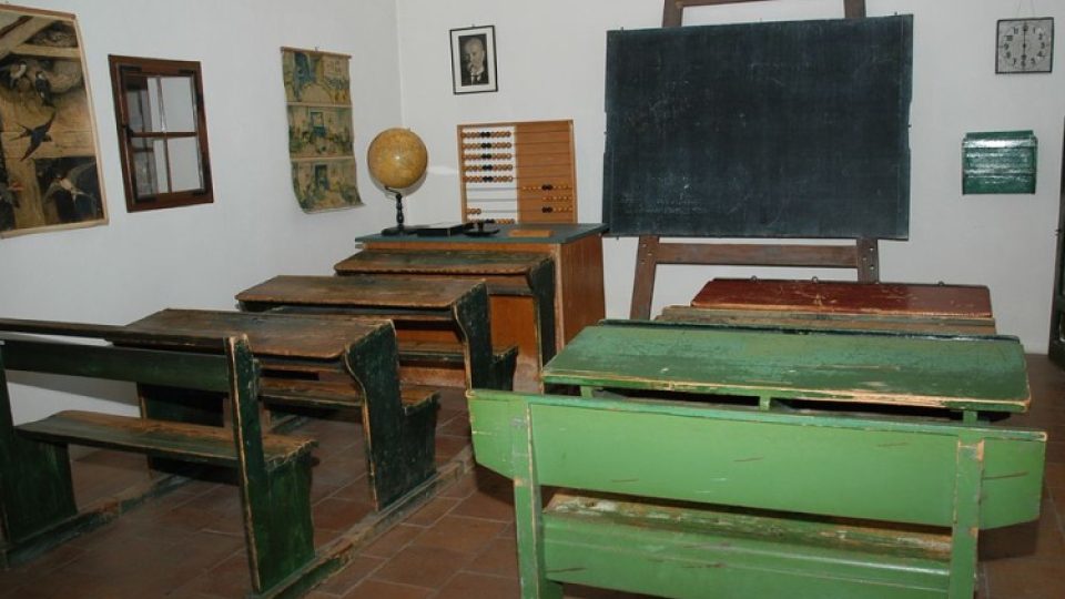 Takto vypadaly školní třídy, v nichž se na Horácku v 1. polovině 20. století učili praprarodiče dnešních dětí