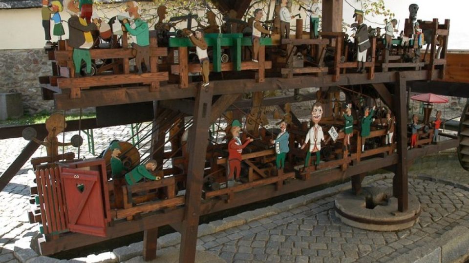 Originální mechanický mlýnek vyrobil dětem pro radost Vincenc Navrátil z Víru