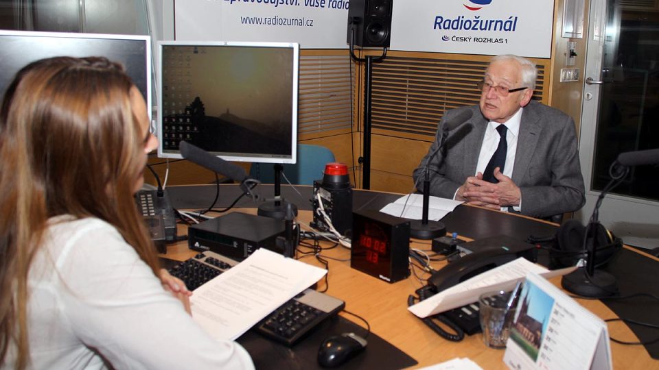 Rudolf Zahradník s moderátorkou Lucií Výbornou ve studiu Radiožurnálu