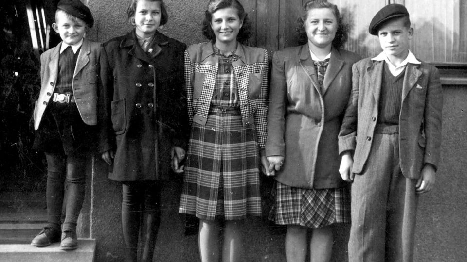 Pětice ze 17 přeživších lidických dětí v roce 1947 v Kročehlavech – zleva: Václav Zelenka, Věra Vokatá, Marie Doležalová, Marie Hanfová, Václav Hanf
