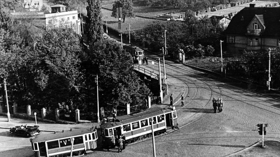 Výsadkáři Jozef Gabčík a Jan Kubiš zaútočili na vůz s R. Heydrichem v prudké zatáčce na jeho cestě z Panenských Břežan do Prahy