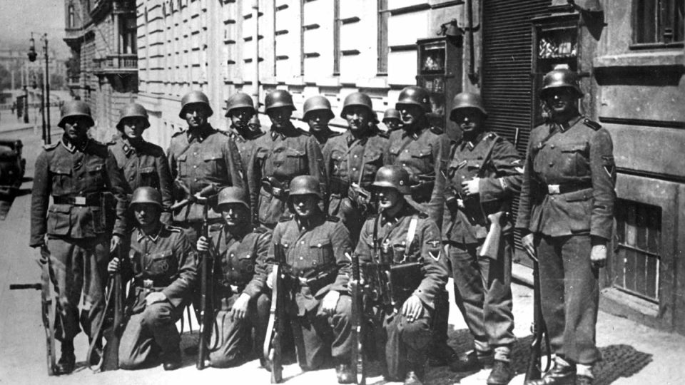 Příslušníci jednotky SS, která zaútočila na výsadkáře ukryté v kryptě kostela sv. Cyrila a Metoděje v pražské Resslově ulici 18. června 1942