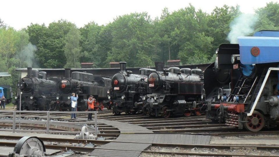 Historické lokomotivy si návštěvníci mohou prohlédnout na točně někdejšího depa