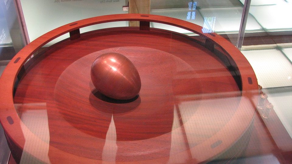 Kolumbovo vejce vznášející se v magnetickém poli