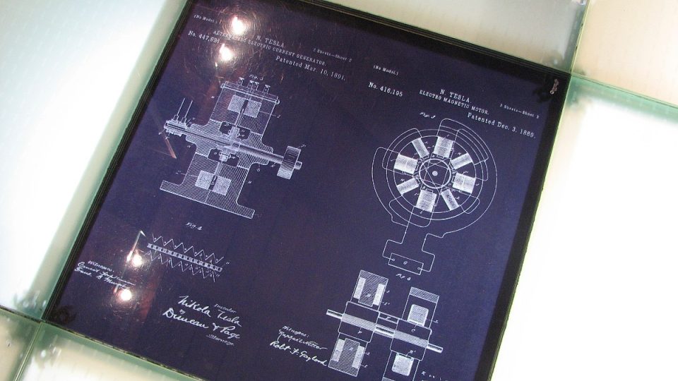 Nákresy na podlaze přibližují princip Teslových vynálezů