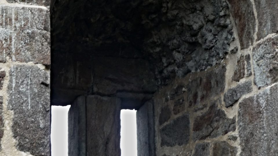 Kamenné okno ve druhém patře obytné hradní věže na Přimdě